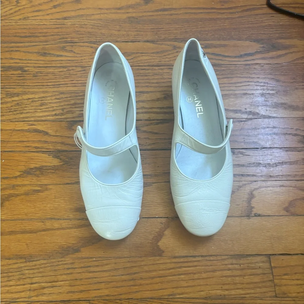Chanel White Mary Janes 40 - Picture 4 of 8